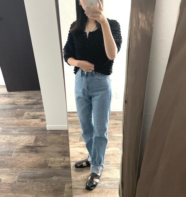 しまむらのブラックの「5部袖ポコポコカーディガン」×デニムコーディネート