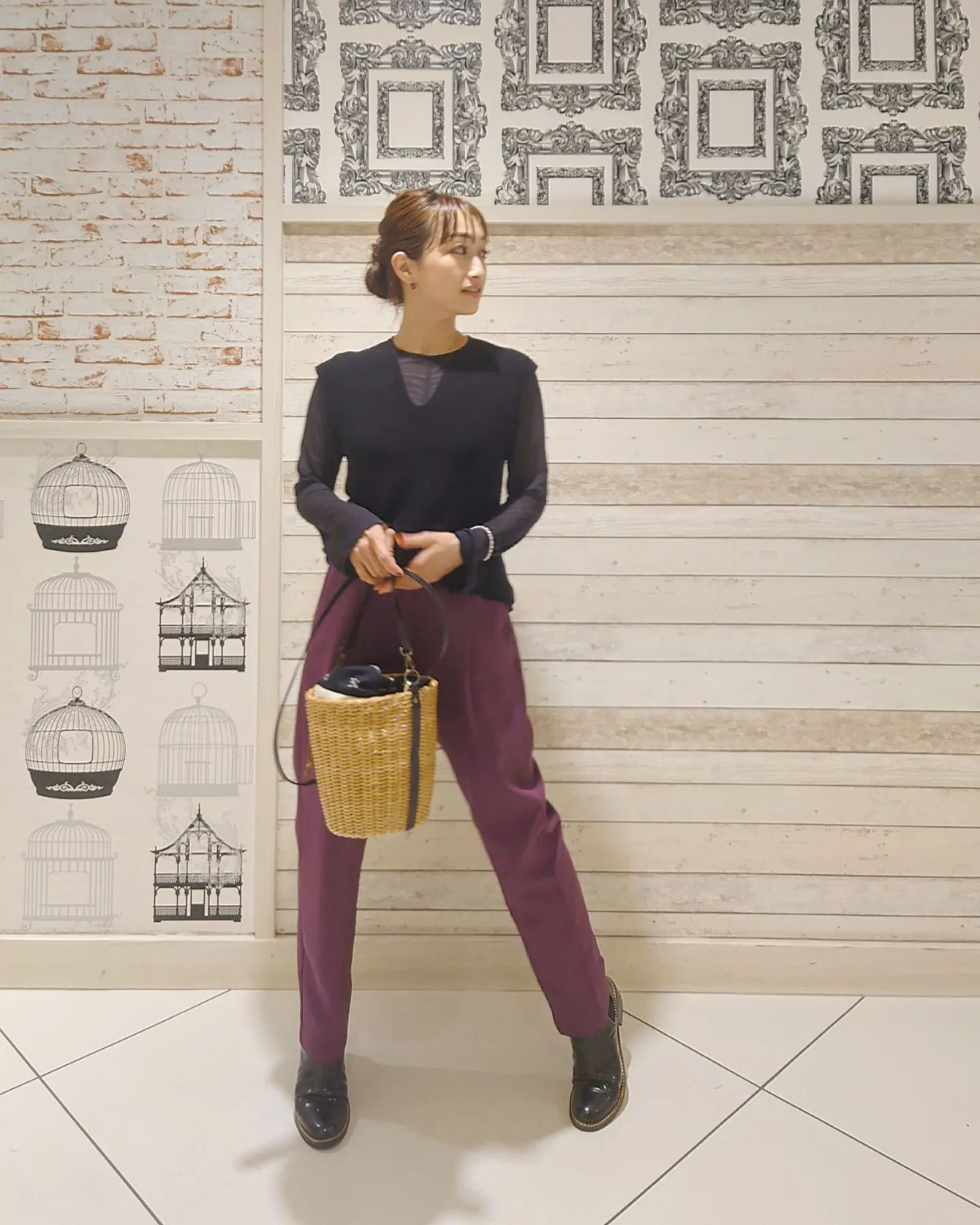 シアークルーネックTシャツ、ブラックにVネックベストとパープルパンツを合わせたコーデ