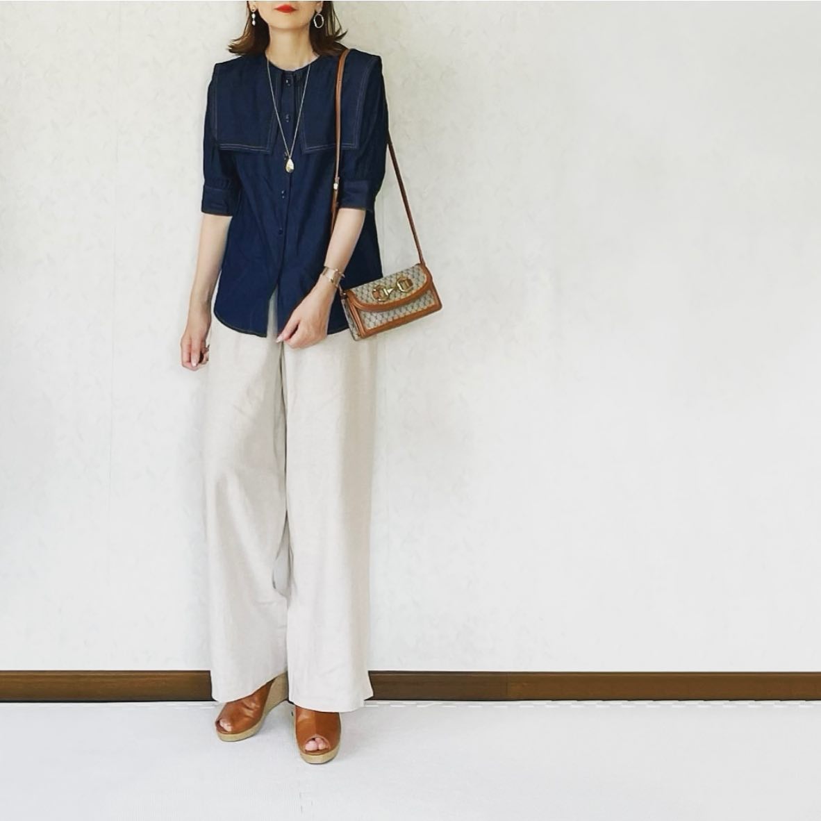 デニムセーラーエリBL65とホワイトのワイドパンツを合わせたコーデ