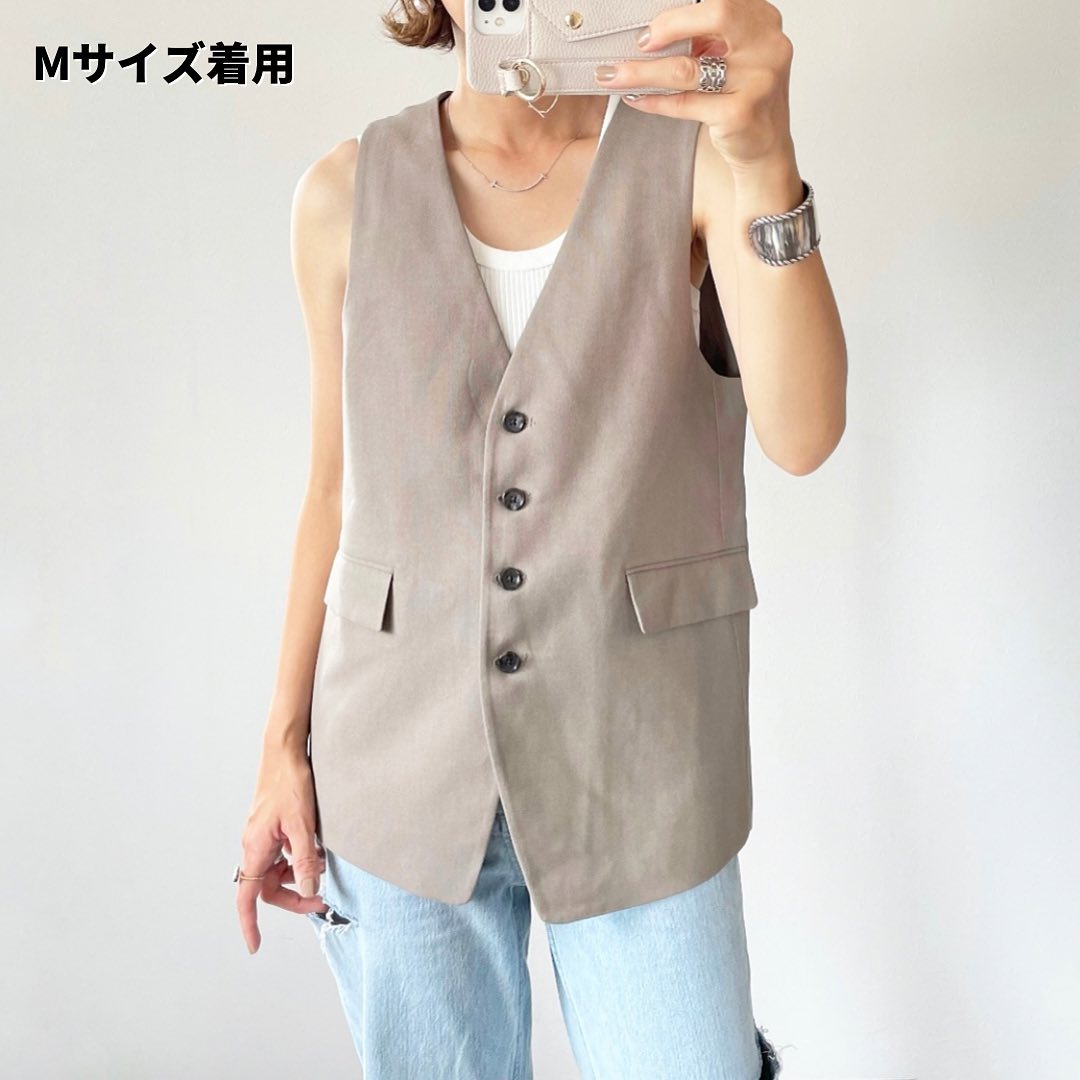 ノーカラーベストRS+Eベージュをボタンを全締めして着用した画像