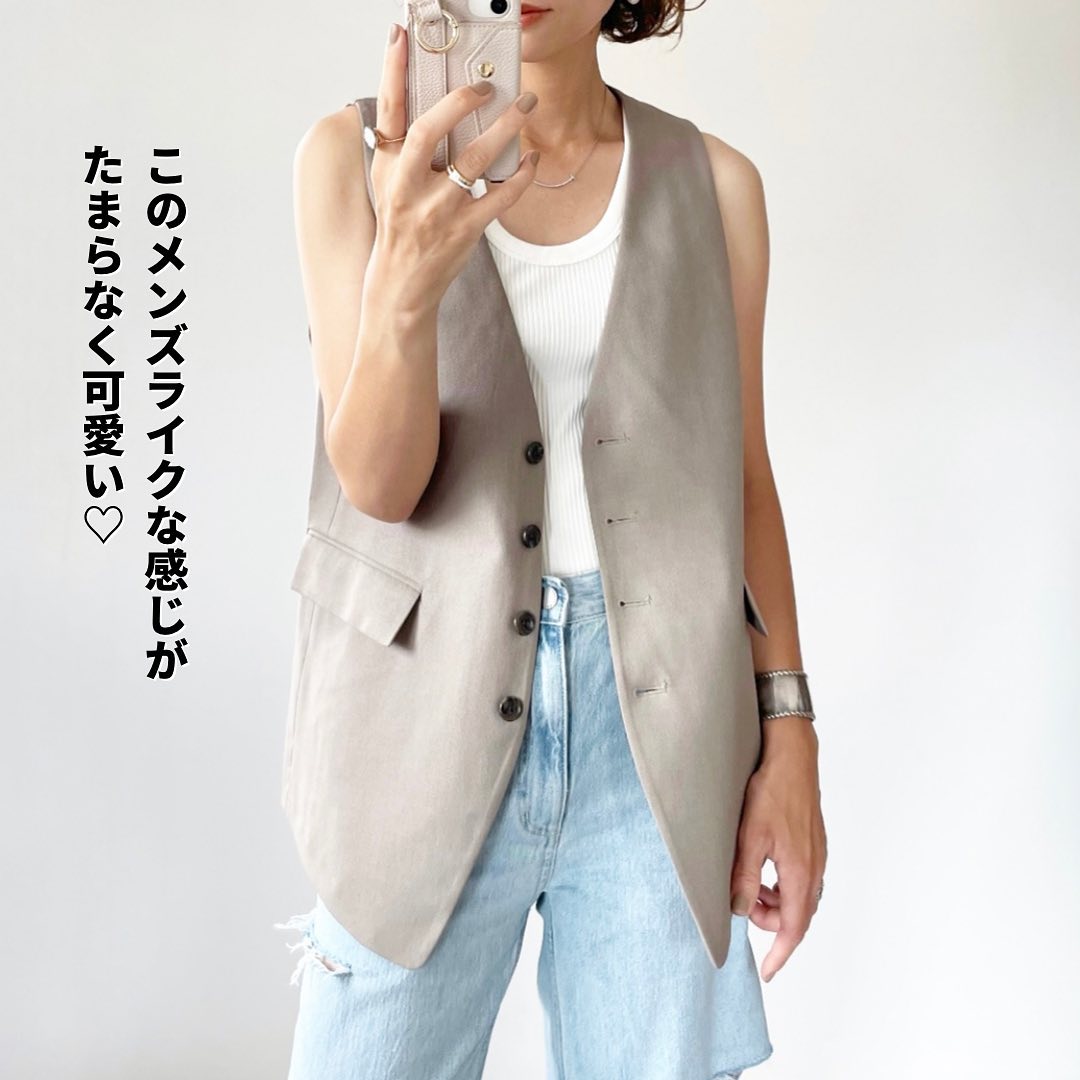 ノーカラーベストRS+Eベージュをボタン全開けして着用した画像