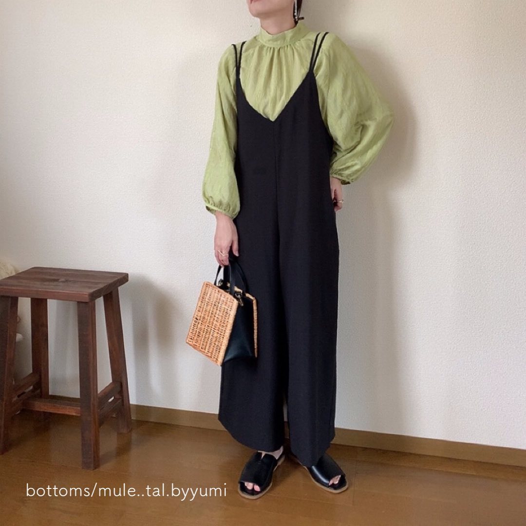 TNKモールストライプBL、イエローとブラックのキャミサロペットのコーデ画像