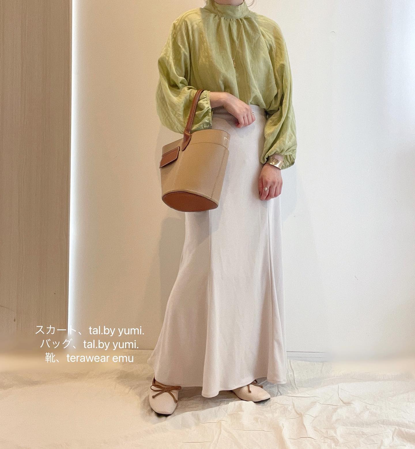 TNKモールストライプBL、イエローとナチュラルのナロースカートのコーデ画像