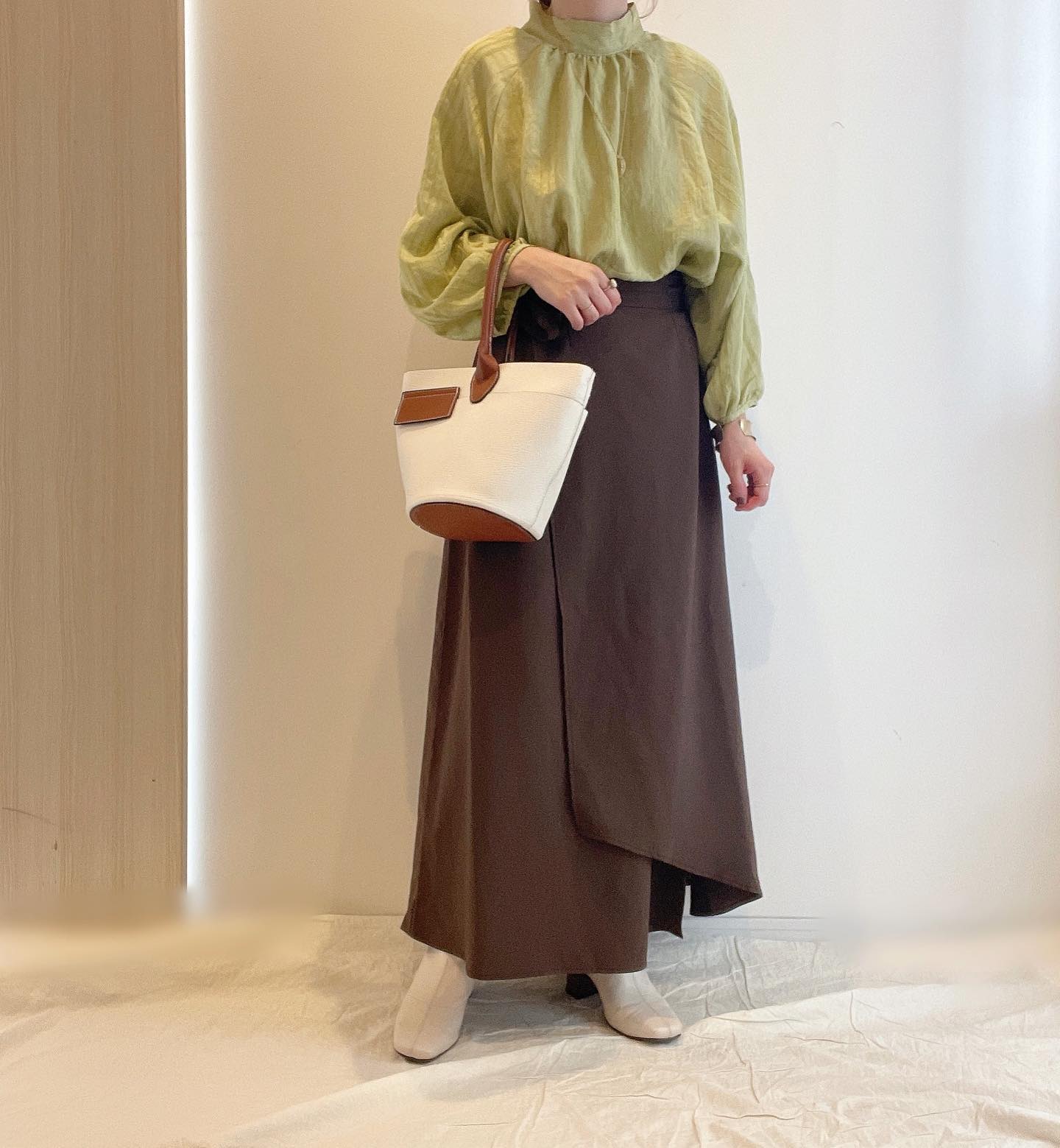 TNKモールストライプBL、イエローとブラウンのラップスカートのコーデ画像