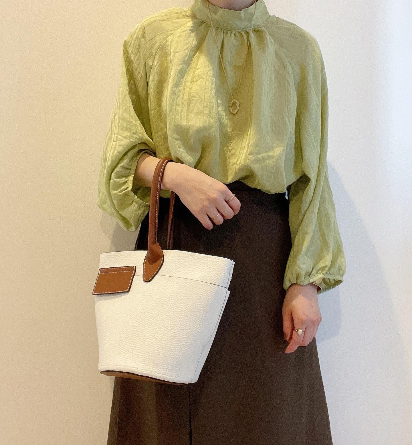 TNKモールストライプBL、イエローを着ている画像