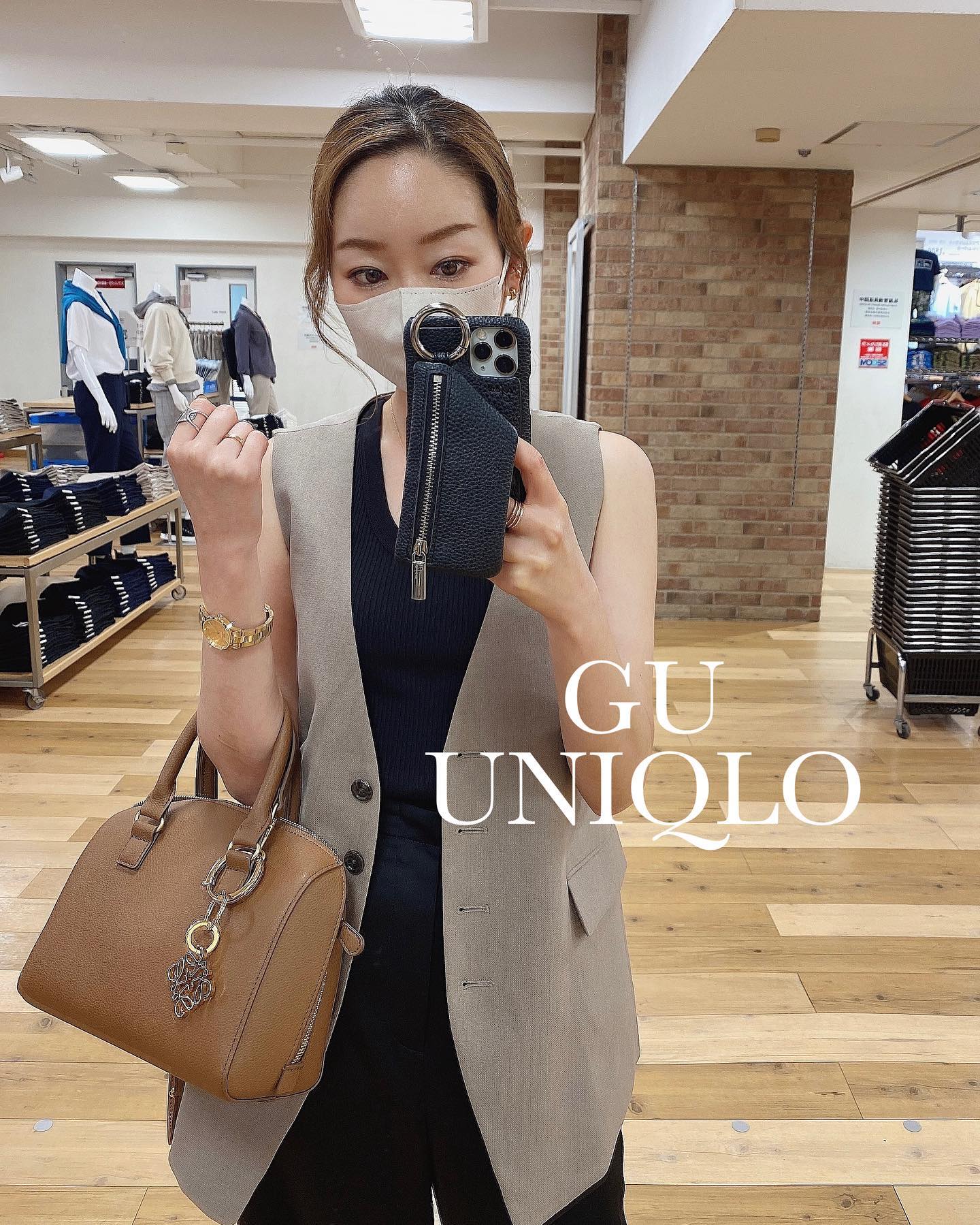 オールブラックコーデにノーカラーベストRS+Eベージュを合わせた上半身のみの写真