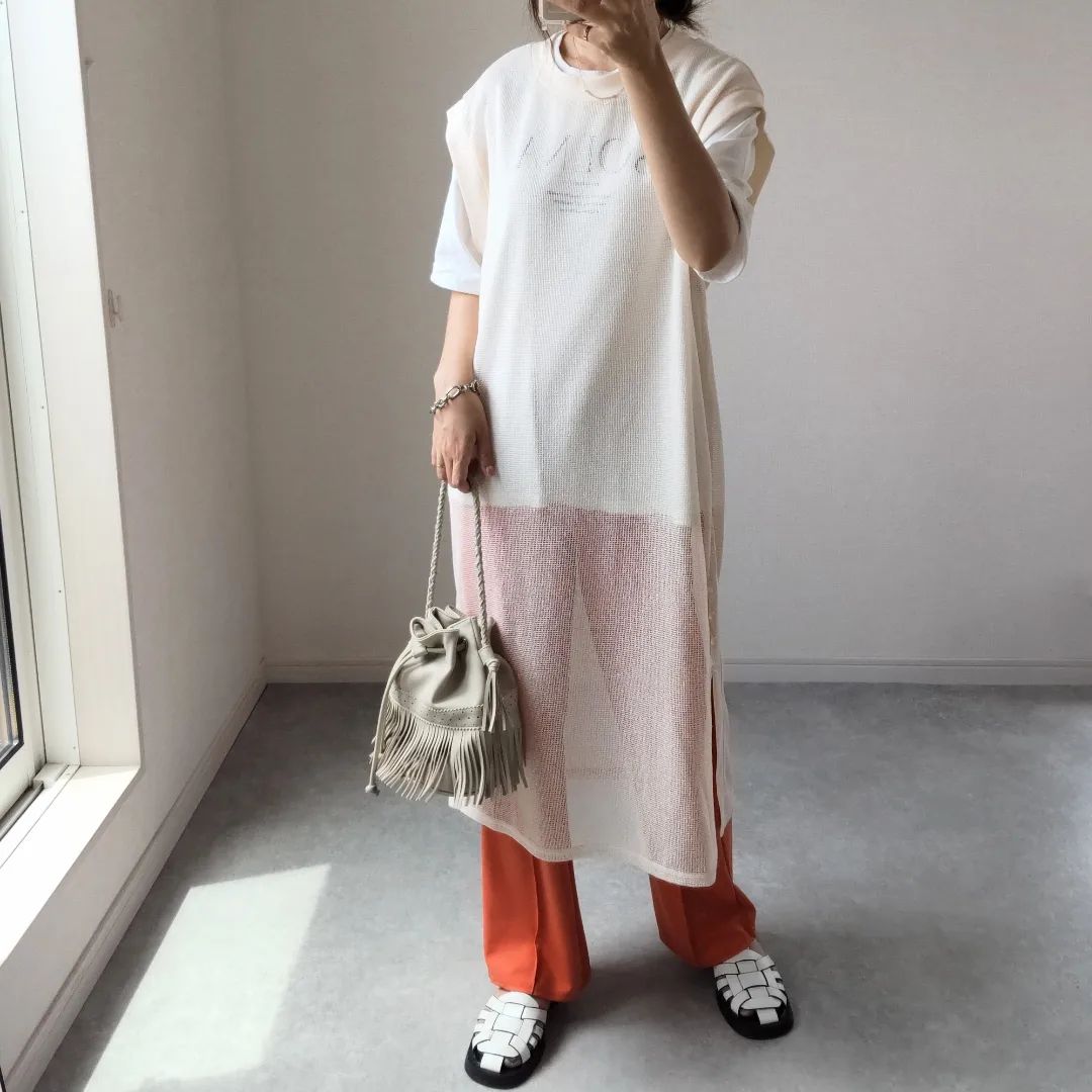 ノースリメッシュワンピースとロゴTとオレンジパンツを合わせたコーデ