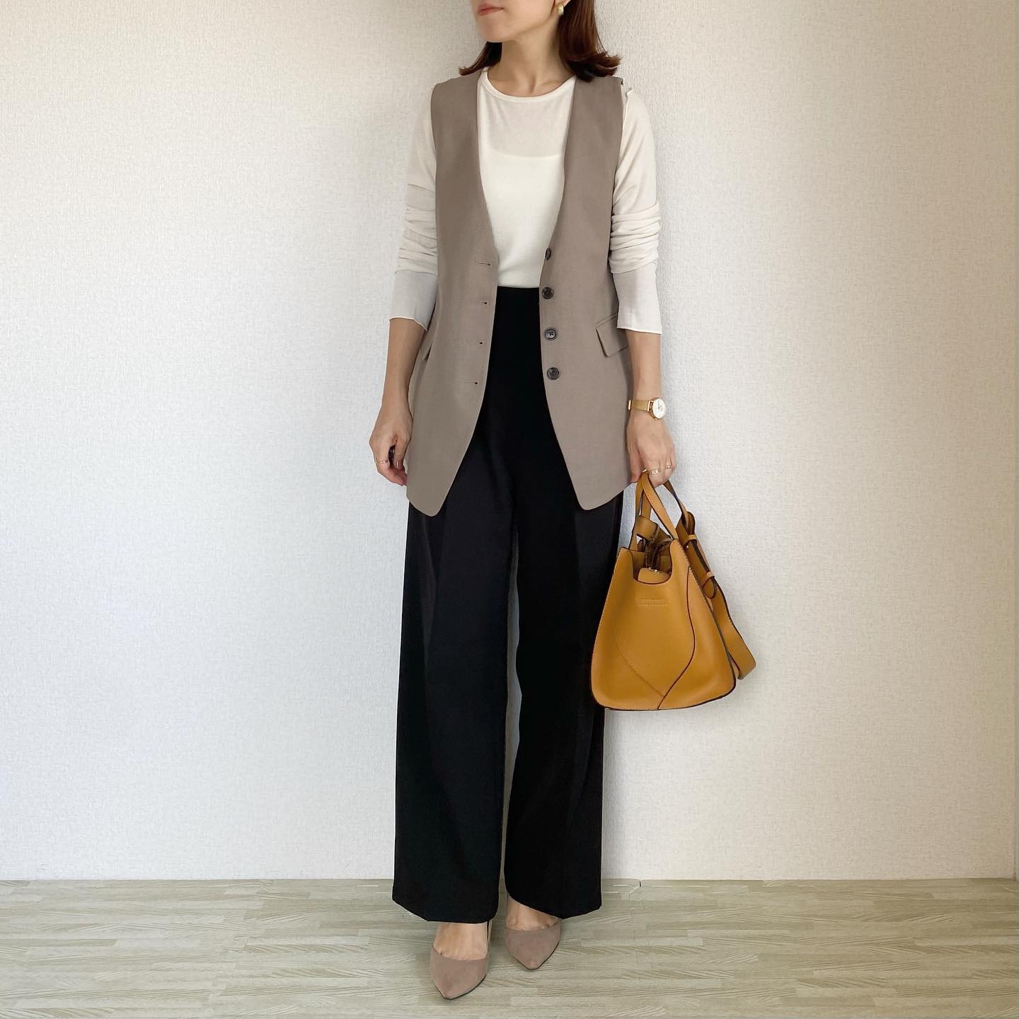 ノーカラーベストRS+Eベージュにホワイトのシースルー長袖、ブラックのストレートパンツを合わせたコーデ