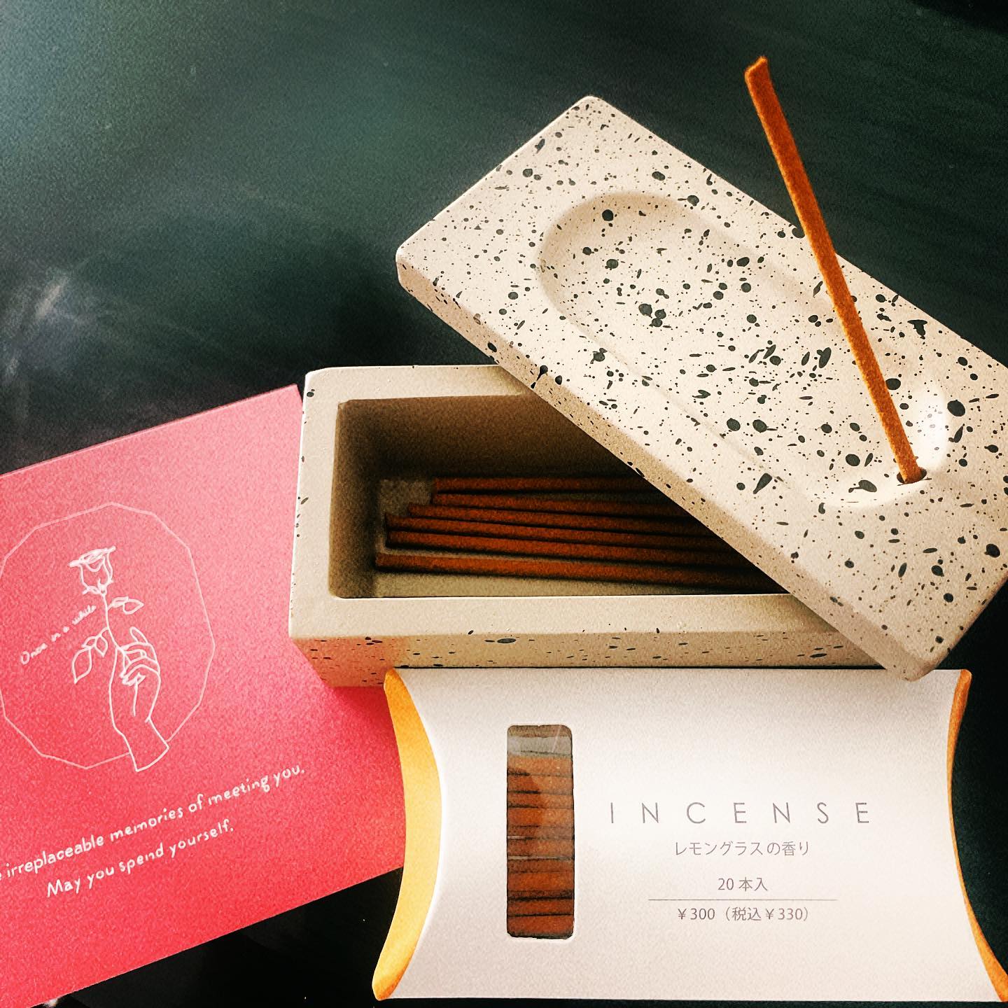 テラゾー柄のお香立て＆収納箱にレモングラスの香りのお香をさしている画像