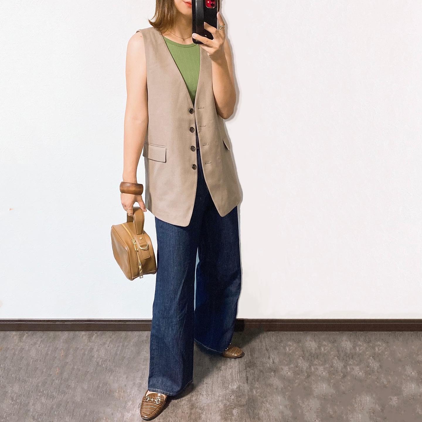 ノーカラーベストRS+Eベージュにグリーンのアメスリ、デニムを合わせたコーデ
