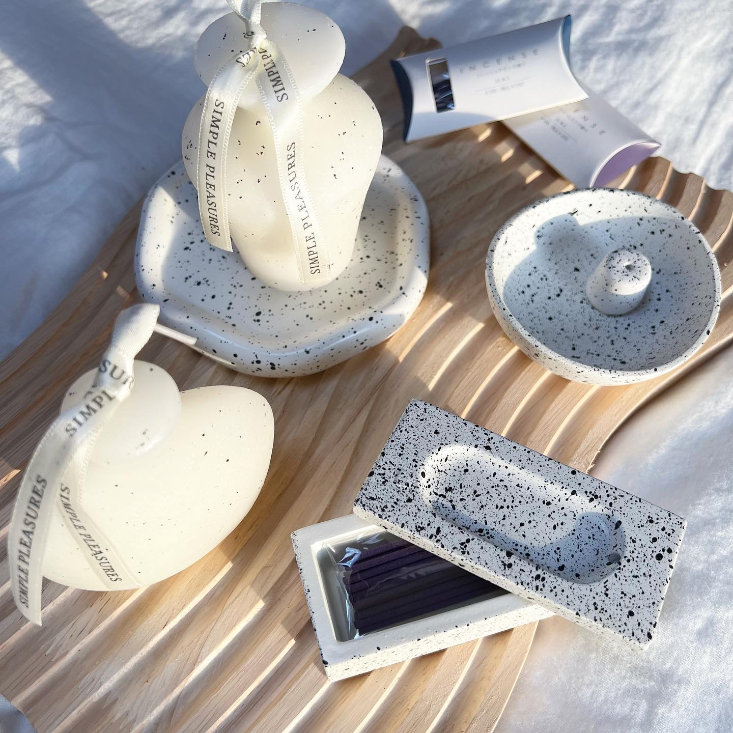 テラゾー柄のお香立てやアロマキャンドルの画像