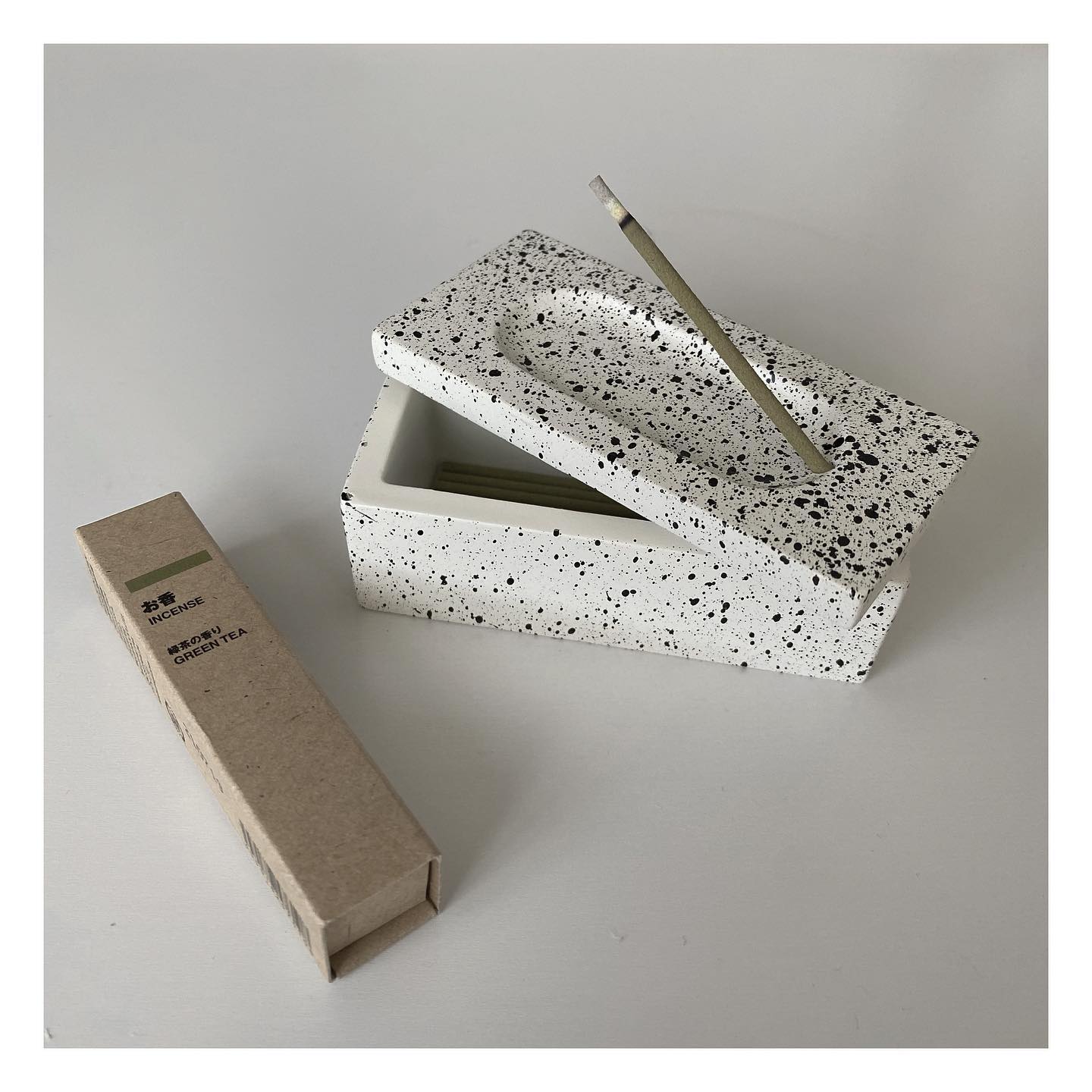 テラゾー柄のお香立て＆収納箱に無印のお香をさしている画像