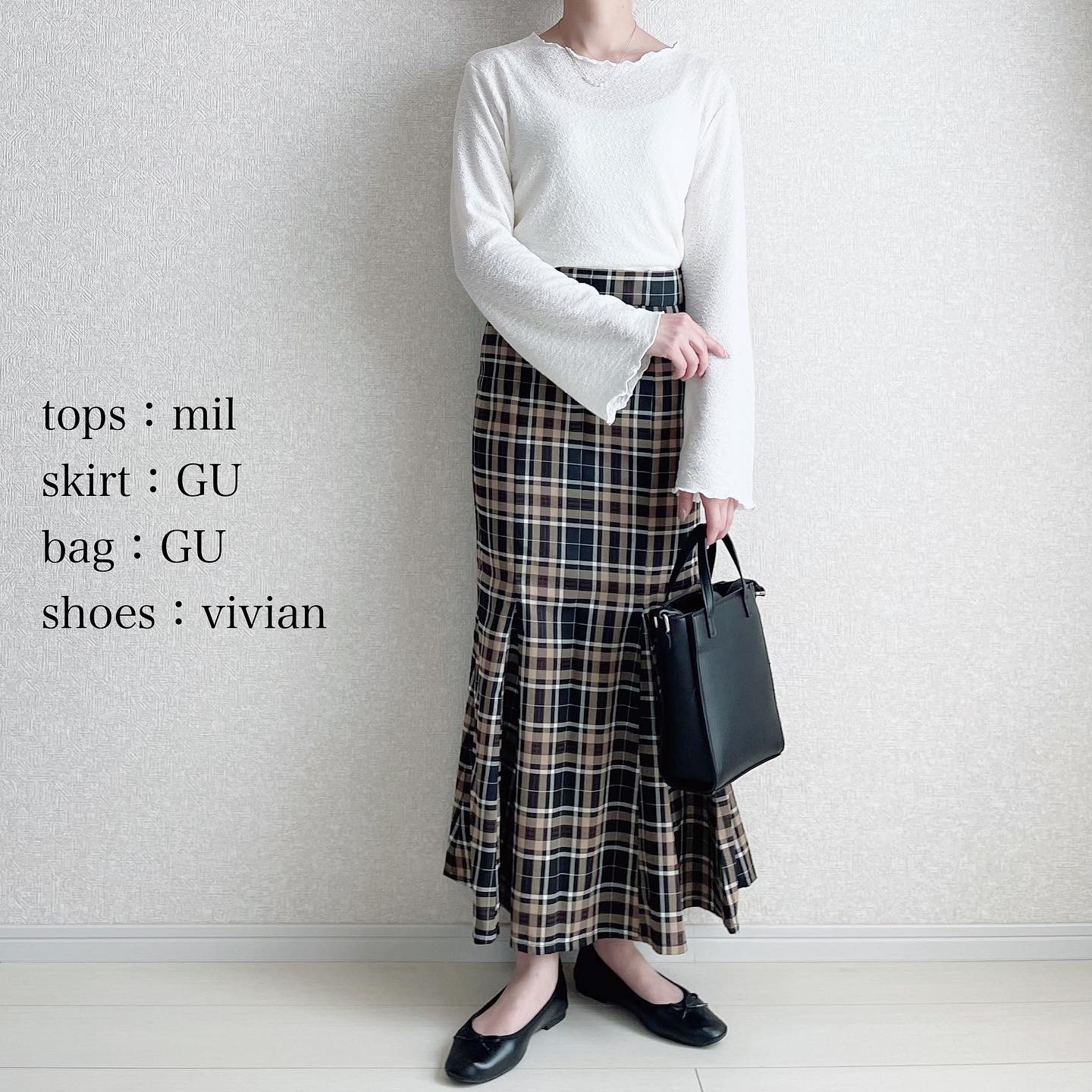 白のシースルートップスとチェックマーメイドロングスカートを合わせたコーデ
