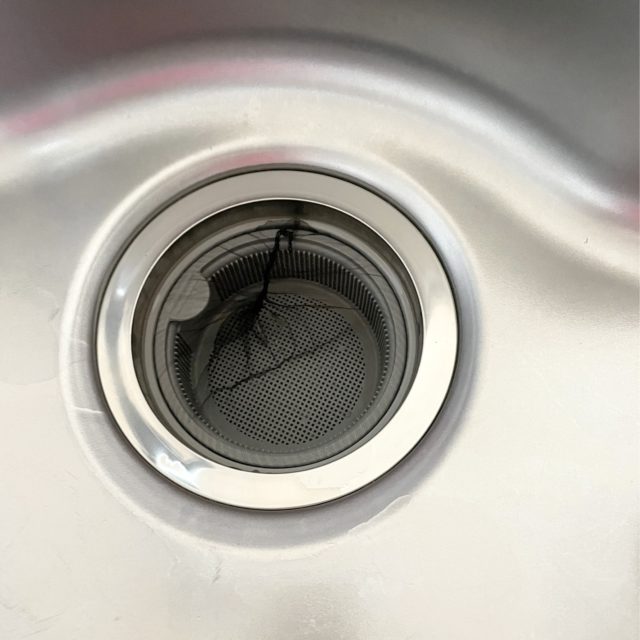 排水溝にネットを装着した写真