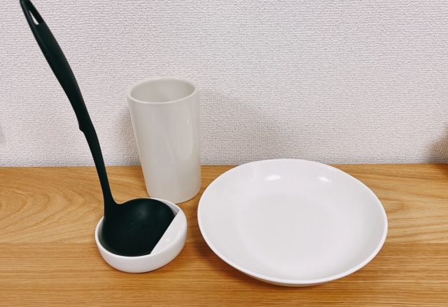 磁器キッチンツールスタンドと磁器の皿