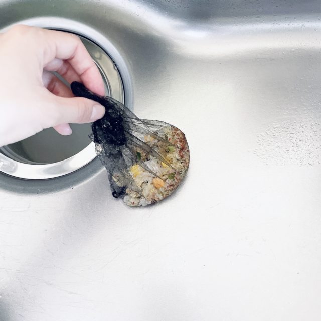 ネットにゴミが溜まった写真