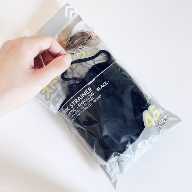 パケからネットを取り出す写真