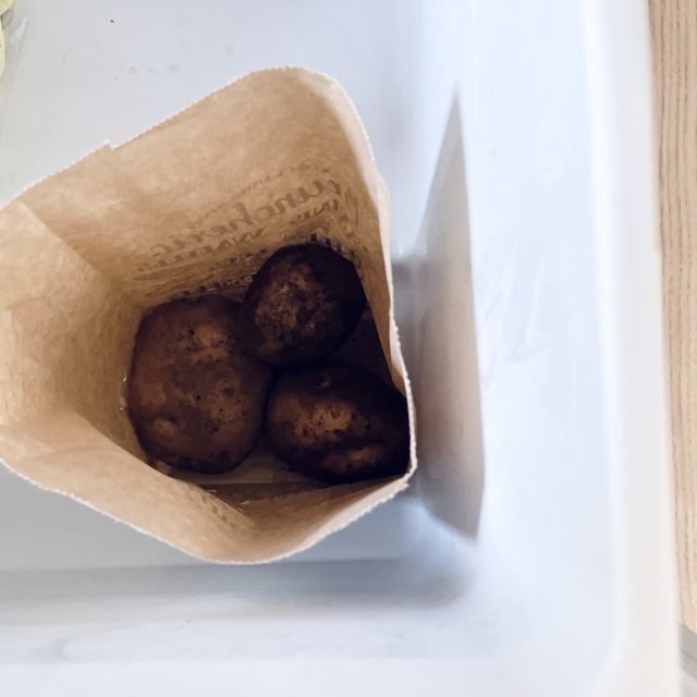袋にじゃがいもを入れた写真