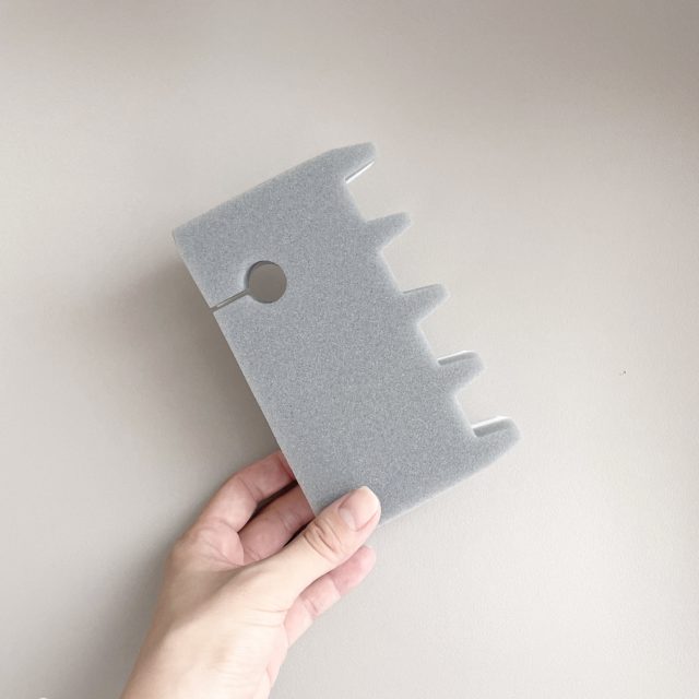 スポンジを手で持った写真