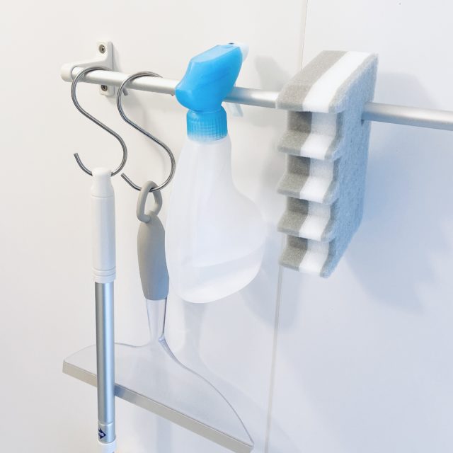 掃除用具とスポンジの写真