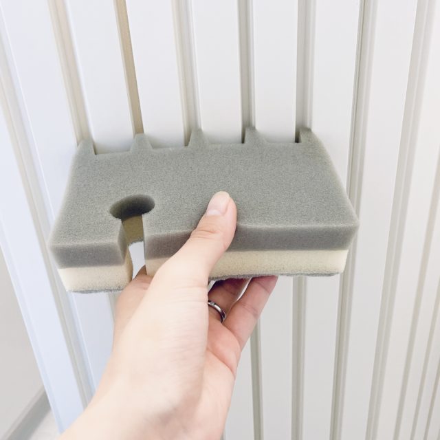 スポンジで風呂蓋を洗う写真