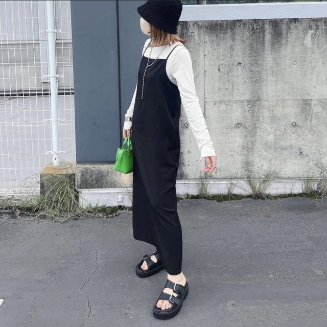 ソフトリブクルーネックTとワンピースを合わせた全身コーデ