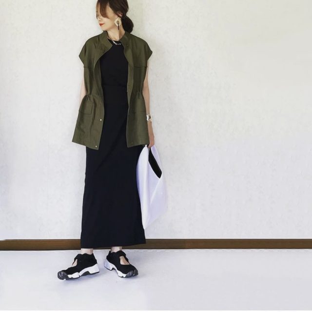 カーキのナイロンミリタリーベストとワンピースを合わせた全身コーデ