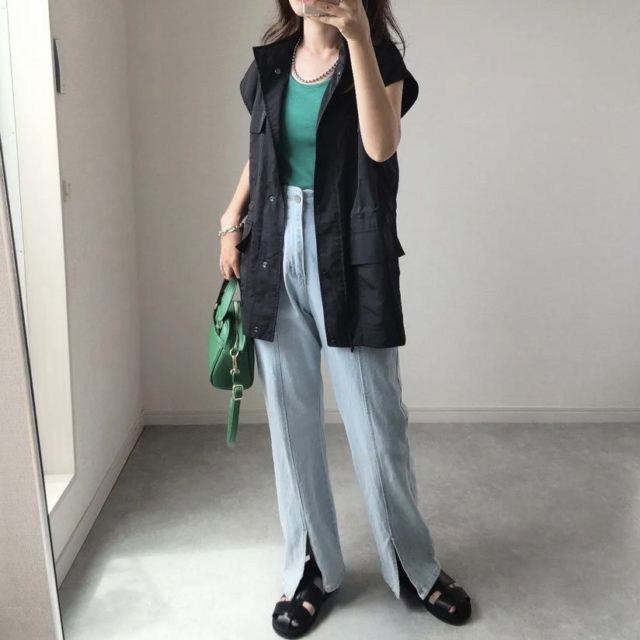 ブラックのナイロンミリタリーベストとライトデニムに合わせた全身コーデ