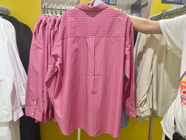 GUのピンクの「ストライプオーバーサイズシャツ(長袖)」のバックスタイル