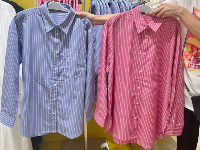 GUのブルーとピンクの「ストライプオーバーサイズシャツ(長袖)」
