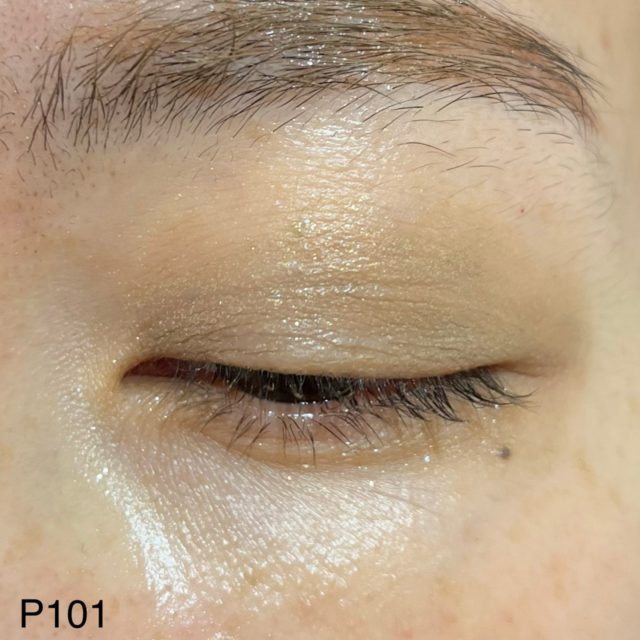 P101 アッシュカーキでメイクした目を閉じている様子