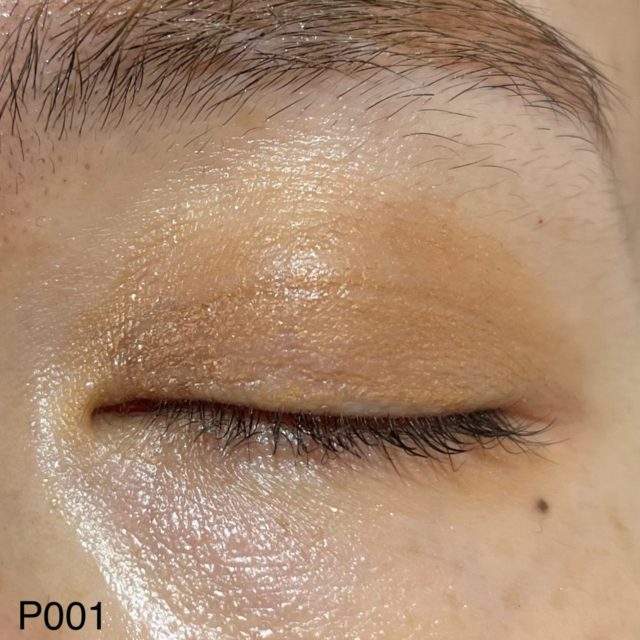 P001 ナッティーラテでメイクした目を閉じている様子