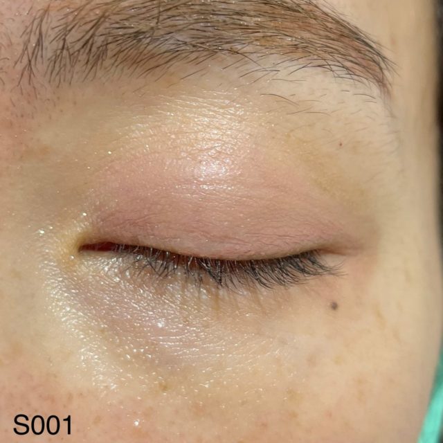 S001 ダスティピンクでメイクした目を閉じている様子