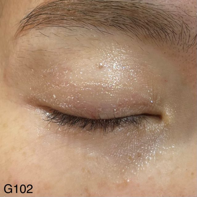 G102 ビジュードレスでメイクした目を閉じている様子