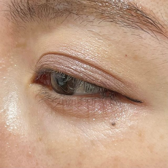 デイジードール　ロング ラスティング アイライナーNV-01 ネイビーでメイクした目