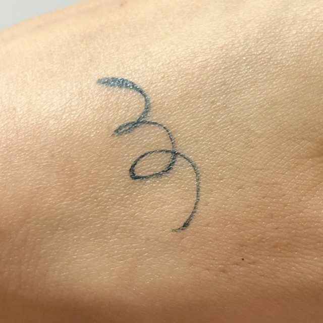 デイジードール　ロング ラスティング アイライナーNV-01 ネイビーのスウォッチ