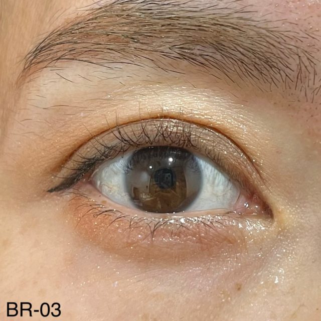 デイジードール　アイカラー パレットBR-03 オリーブブラウンでメイクした目の正面画像