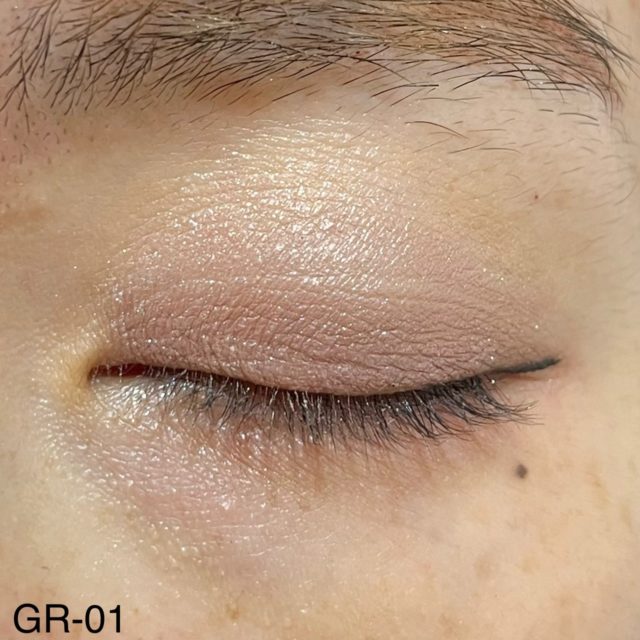 デイジードール　アイカラー パレットGR-01 ピンクグレージュでメイクした目を伏せている様子
