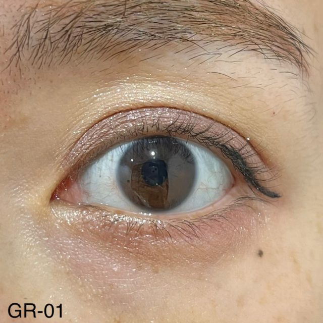 デイジードール　アイカラー パレットGR-01 ピンクグレージュでメイクした目の正面画像