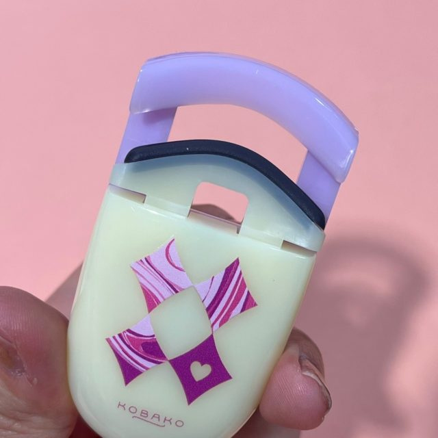 きゅるんとキュートな目元に仕上げるセンターカール