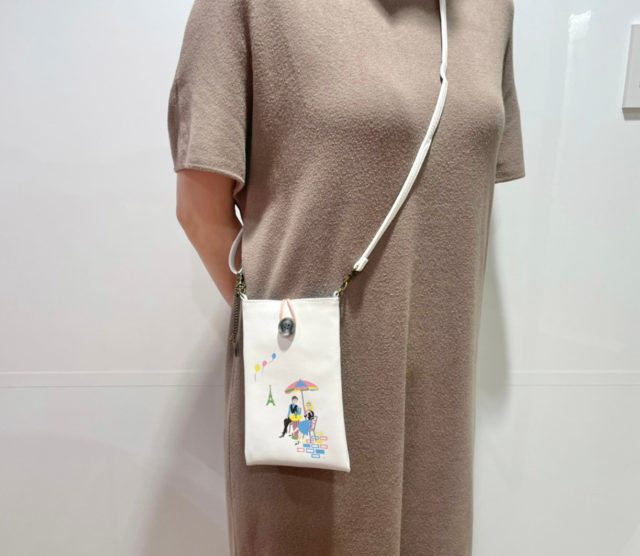 近江屋洋菓子店 レトロかわいいスマホポーチを身に付けた女性