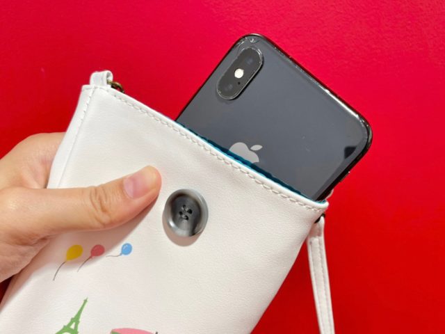 近江屋洋菓子店 レトロかわいいスマホポーチにスマホを入れたところ