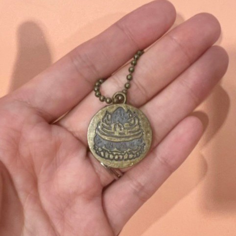 近江屋洋菓子店 レトロかわいいスマホポーチのチャーム（表側）