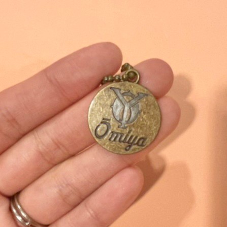 近江屋洋菓子店 レトロかわいいスマホポーチのチャーム（裏側）