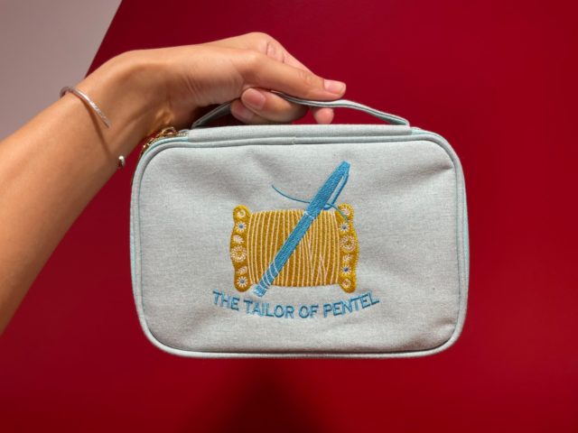 仕立て屋ぺんてるお道具ポーチを持ったところ