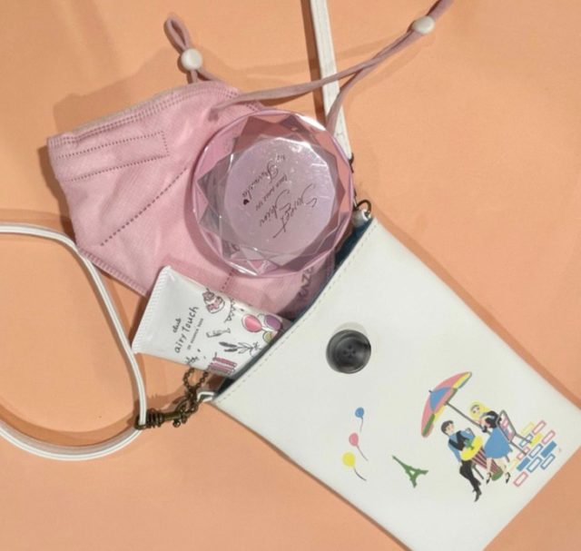 近江屋洋菓子店 レトロかわいいスマホポーチにコスメを入れたところ