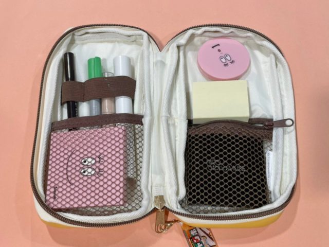 チョコモナカジャンボ ポーチ･モナカバージョンにコスメを入れたところ