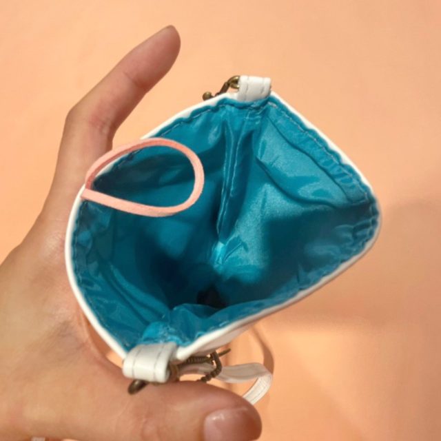 近江屋洋菓子店 レトロかわいいスマホポーチを開けたところ