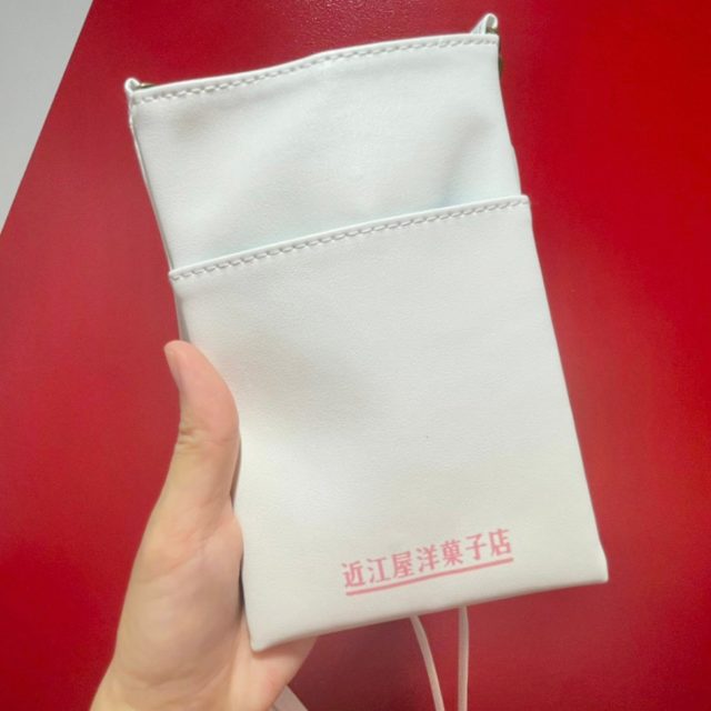 近江屋洋菓子店 レトロかわいいスマホポーチのデザイン（裏側）