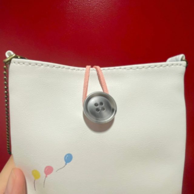 近江屋洋菓子店 レトロかわいいスマホポーチ･開閉部分のボタン